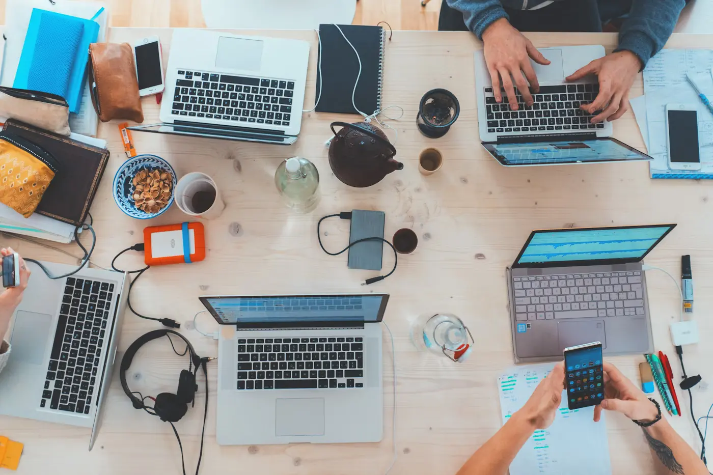 Programovanie webu — vývoj kódu na monitore